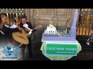 Con mariachi y pastel piden a Sheinbaum carril trolebici en Eje Central