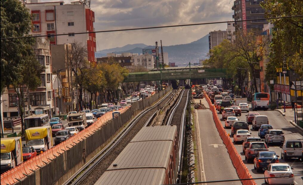Trabajadores laboran en la construcción de la Calzada Flotante que ira sobre la Línea 2 del Metro en la Ciudad de México, el 22 de octubre de 2025. Foto: Osmar Alvarado/EL UNIVERSAL