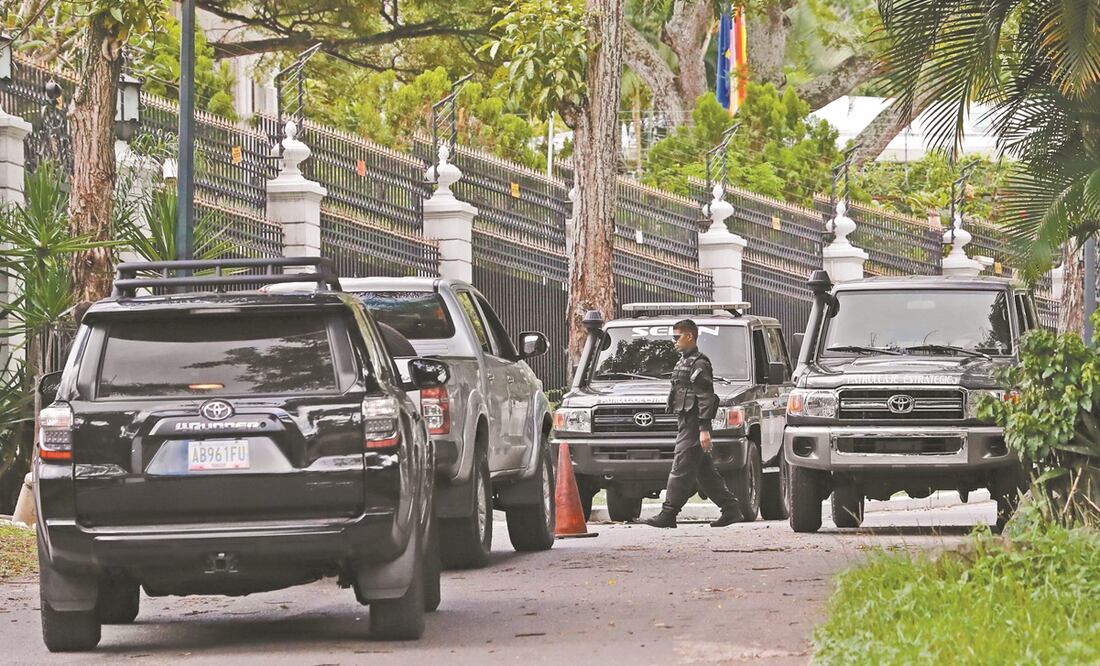 La casa del embajador de España en Caracas fue rodeada ayer por miembros del Servicio Bolivariano de Inteligencia Nacional, en Caracas. Foto: EFE