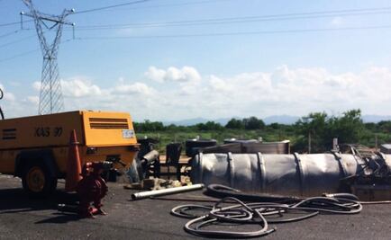 Vuelca pipa con combustible en carretera a Nogales