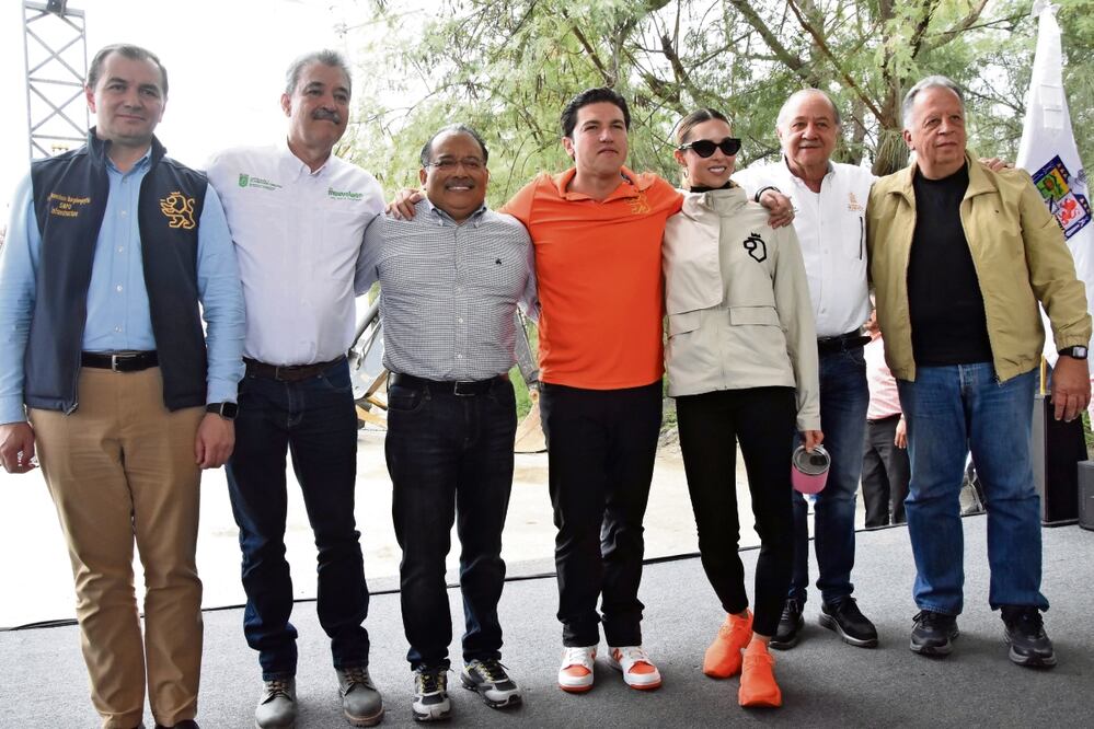 Con la presencia del alcalde morenista Andrés Mijes, y funcionarios de su gabinete, Samuel García dio el banderazo a la obra de reconstrucción de un puente vehicular en Escobedo, Nuevo León, a donde acudió con su esposa Mariana Rodríguez. Foto: Emilio Vásquez / EL UNIVERSAL