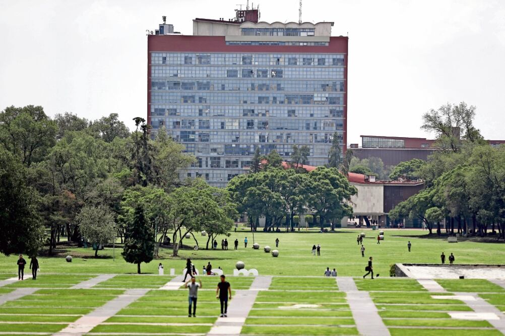 La PGJ informó que los delincuentes detenidos tienen 18 y 38 años de edad, quienes fueron sorprendidos el pasado 28 de junio en la esquina de las calles Nustepec y Ahuejote mientras realizaban la venta de marihuana a dos jóvenes (ALEJANDRO ACOSTA)