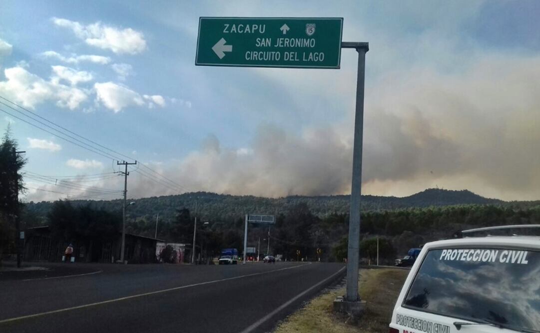 Más de 100 brigadistas forestales, comuneros y voluntarios trabajan en el incendio forestal frente a la carretera libre Quiroga-Zacapu. Foto: @pcmichoacan