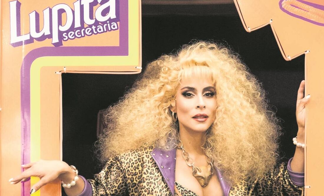 María León tendrá que moverse de un lado a otro para encarnar su personaje de comedia; cantará el tema “Pobre secretaria”. Foto: Germán Espinosa/ EL UNIVERSAL