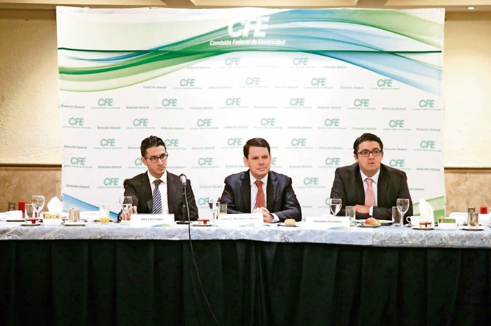 Entre los retos que tiene Jaime Hernández (centro) como nuevo director de la Comisión Federal de Electricidad (CFE) (IRVIN OLIVARES. EL UNIVERSAL)