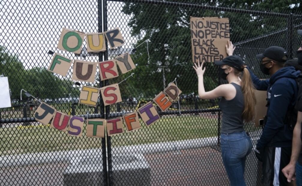 Museos de EU preservarán carteles del "muro" de la Casa Blanca