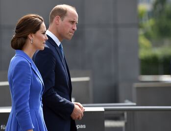 Conmueve a duques de Cambridge visita a excampo de concentración en Polonia