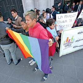 Debaten en la calle por aprobación de bodas gay