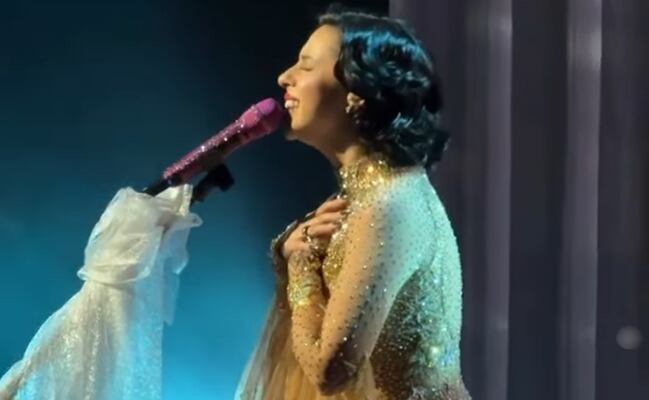 Al borde del llanto, Ángela Aguilar agradece a los que no escuchan el ruido y sí su música 