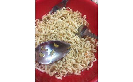 Mujer descubre gusanos dentro de su sopa instantánea 