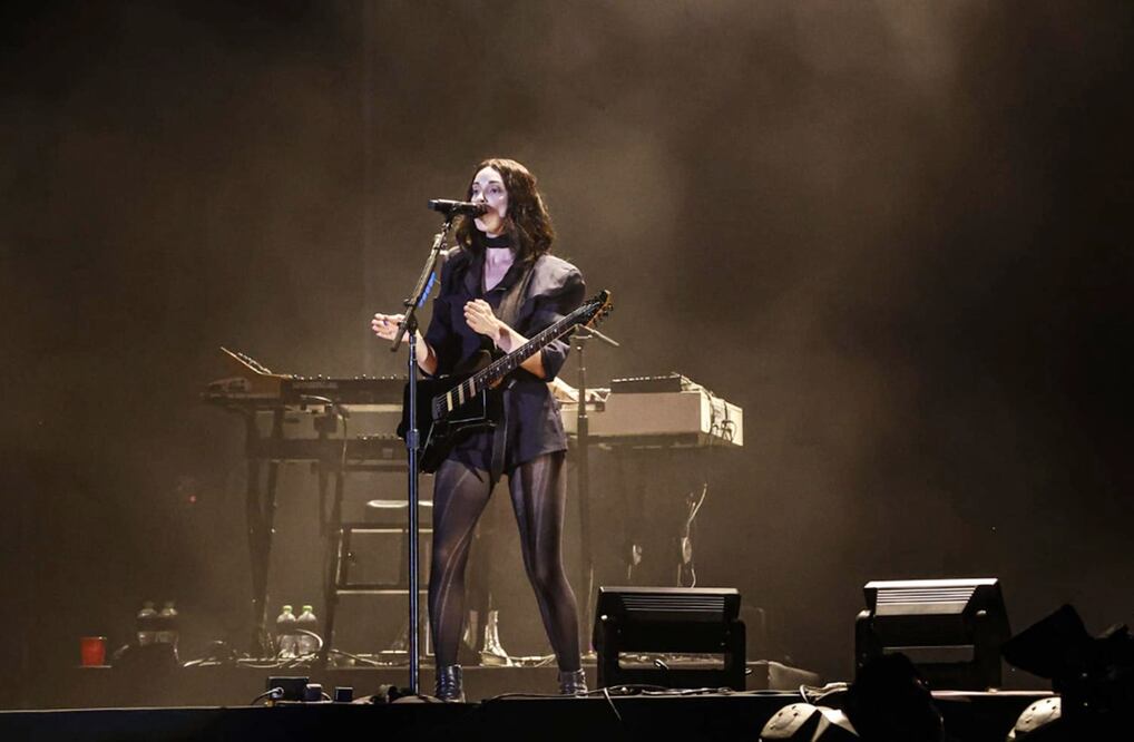 St. Vincent se presenta en el escenario "Corona", durante el segundo día del festival Corona Capital 2024.
Foto: EL UNIVERSAL / Gabriel Pano