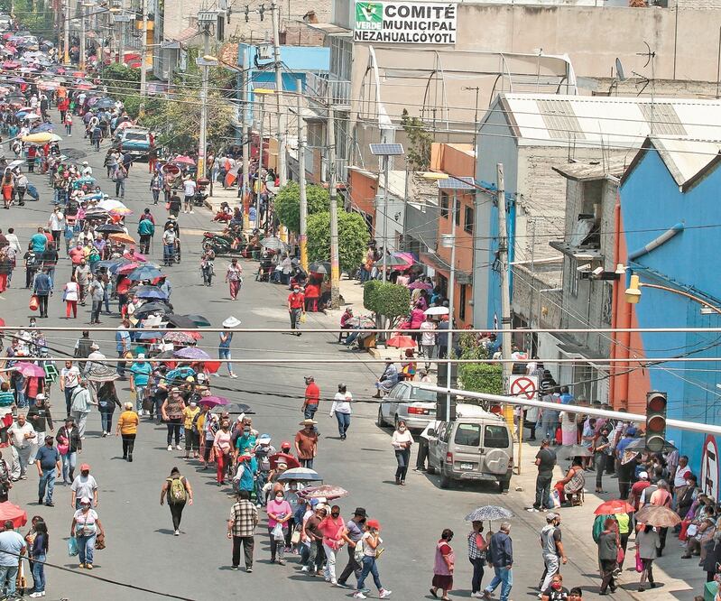 En la mayoría de las sedes de aplicación en Nezahualcóyotl, las filas abarcaban varias cuadras, durante el primer día de vacunación. Fotos: ROGELIO MORALES. CUARTOSCURO