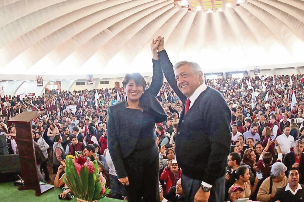 Andrés Manuel López Obrador acompañó a Delfina Gómez en el inicio de su precampaña a la gubernatura del Estado de México. El evento se realizó en un salón del centro de Toluca. (EMILIO FERNANDEZ. EL UNIVERSAL)