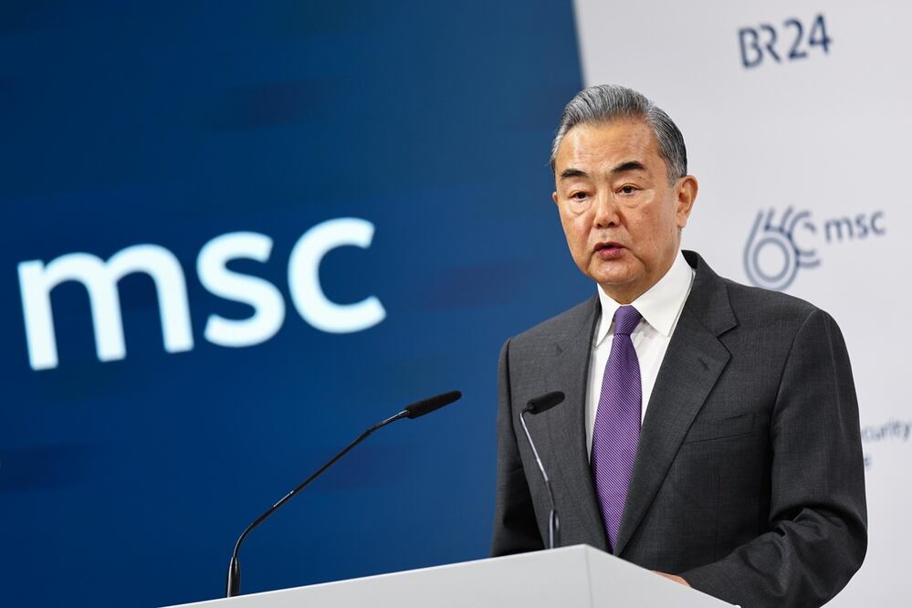 El director de la Oficina de la Comisión Central de Asuntos Exteriores del Partido Comunista Chino, Wang Yi, pronuncia un discurso en la Conferencia de Seguridad de Múnich. Foto: EFE