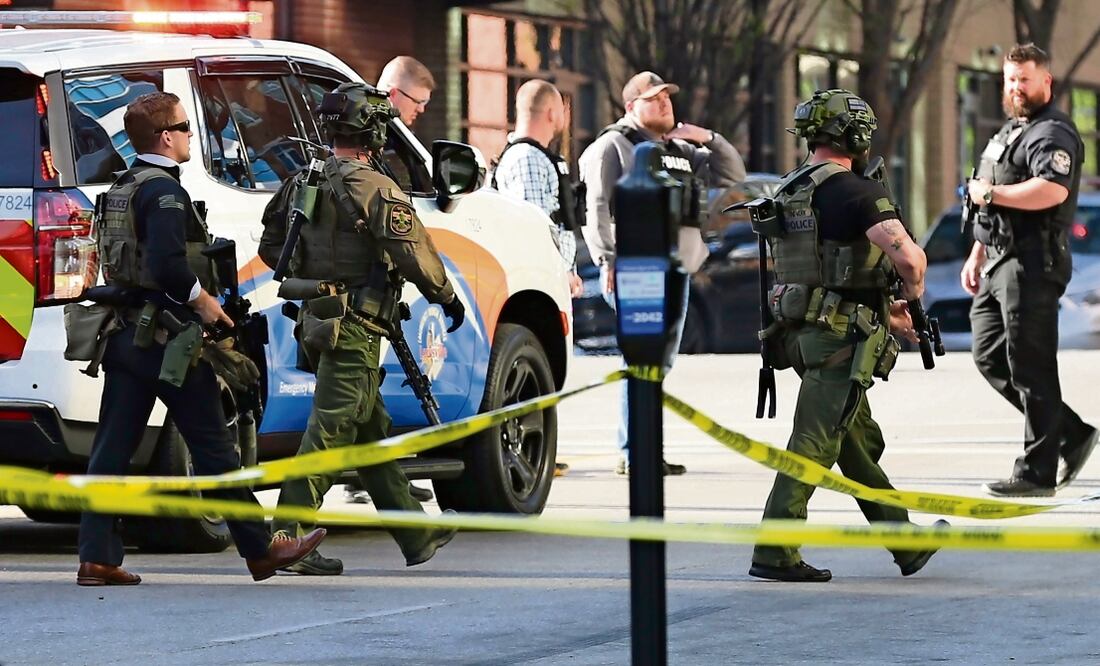 Agentes de seguridad llegan a una sucursal bancaria luego del tiroteo de ayer lunes en Louisville, Kentucky, donde murieron 6 personas, incluyendo el agresor.