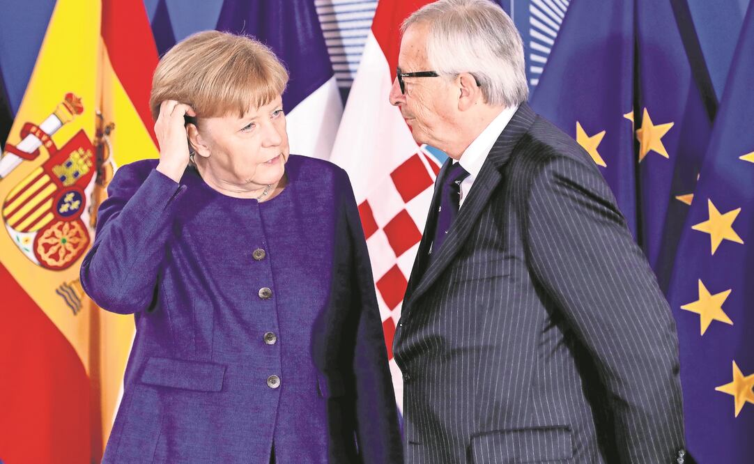 La canciller alemana, Angela Merkel, con el presidente de la Comisión Europea , Jean-Claude Juncker, el pasado 24 de junio en Bruselas. (YVES HERMAN. REUTERS)