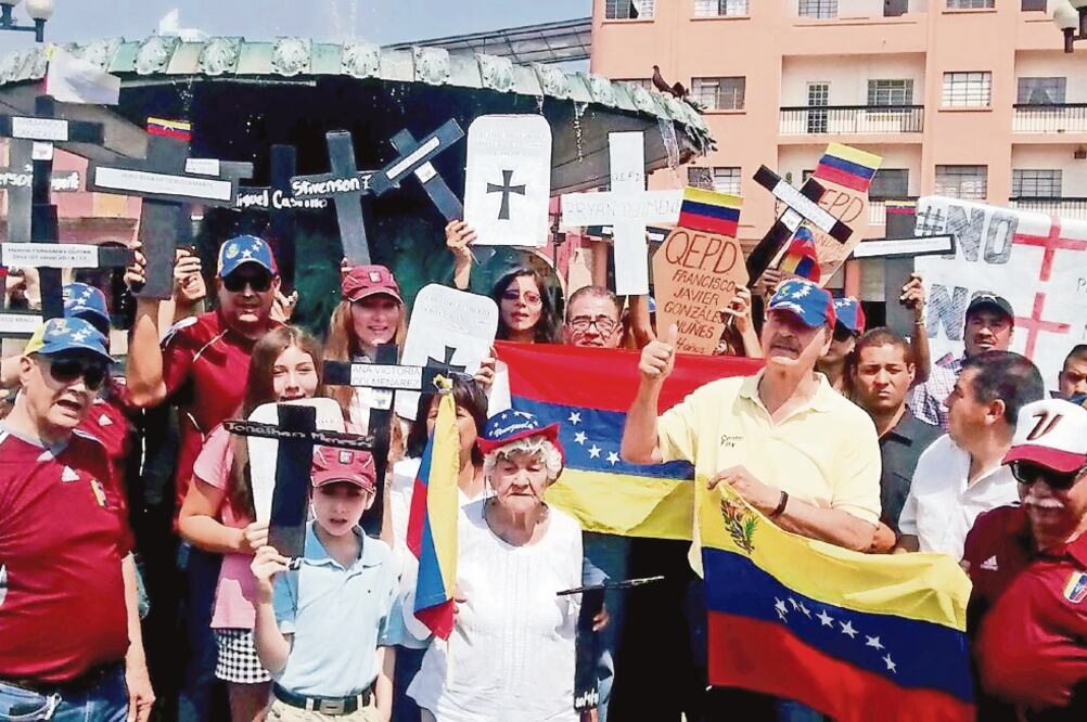 En la Plaza Mártires 2 de Enero, el ex presidente Vicente Fox participó en una protesta en la que alentó a los venezolanos a seguir en la batalla para sacar a Nicolás Maduro del gobierno. (XÓCHITL ÁLVAREZ. EL UNIVERSAL)