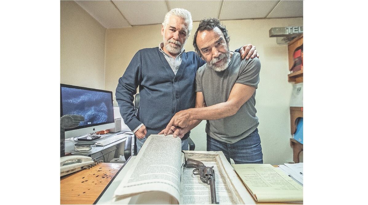 Estrada conserva la Constitución con la pistola dentro que aparece en la cinta. Foto: GERMÁN ESPINOZA. EL UNIVERSAL