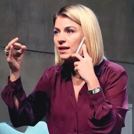 Debate la ley divina con la de los seres humanos