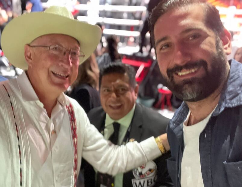 Ken Salazar y Juan Carlos Hank en la pelea del Canelo - Foto: Facebook de Juan Carlos Hank