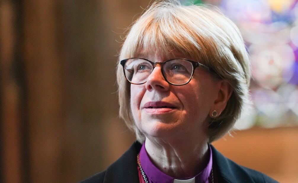 Sarah Mullally, la nueva arzobispo de Canterbury, líder espiritual de los 85 millones de anglicanos del mundo, posa para los medios dentro de la Catedral de Canterbury en Canterbury, Inglaterra, el viernes 3 de octubre de 2025. Foto: AP