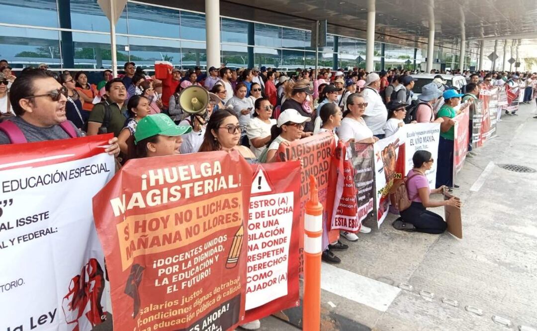 Maestros de la CNTE toman instalaciones del Aeropuerto Internacional de Mérida en Yucatán como parte de sus acciones de protesta por demandas laborales (05/06/2025). Foto: Especial