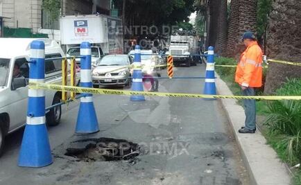 Socavón afecta el tránsito en avenida Reforma 