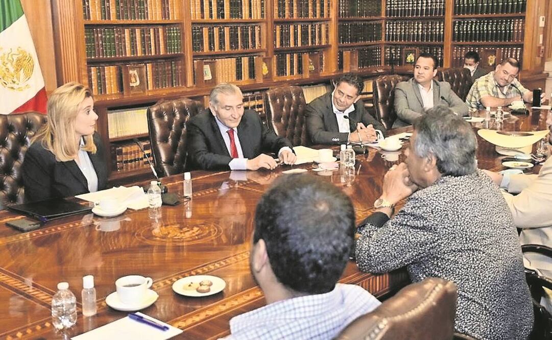 La gobernadora de Chihuahua, Maru Campos, y el secretario de Gobernación, Adán Augusto López, encabezaron ayer una reunión con productores de la entidad. Foto: Especial.