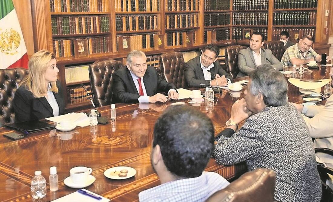 La gobernadora de Chihuahua, Maru Campos, y el secretario de Gobernación, Adán Augusto López, encabezaron ayer una reunión con productores de la entidad. Foto: Especial.