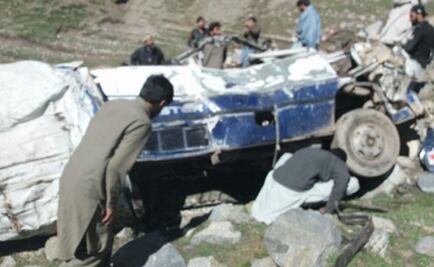 Mueren 14 personas al caer autobús a barranco en Pakistán