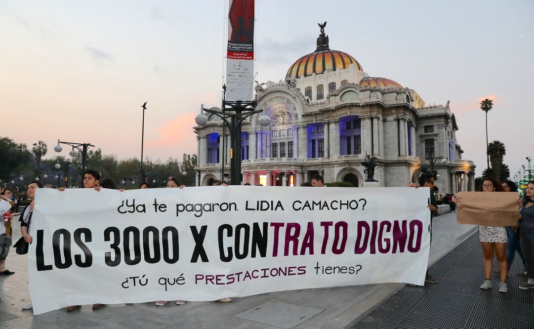 Trabajadores del INBA iniciaron manifestaciones exigiendo el pago de sus salarios de tres meses y la regularización laboral. Foto: Berenice Fregoso / EL UNIVERSAL