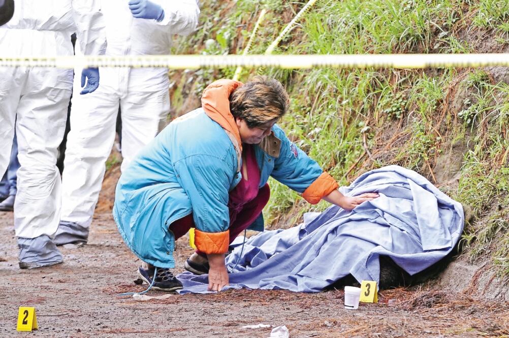 En la colonia San Mateo Tlaltenango, en la delegación, Cuajimalpa, dos hermanos fueron agredidos ayer con arma blanca; uno murió y el otro resultó con lesiones. Foto: ARMANDO MARTÍNEZ. EL UNIVERSAL