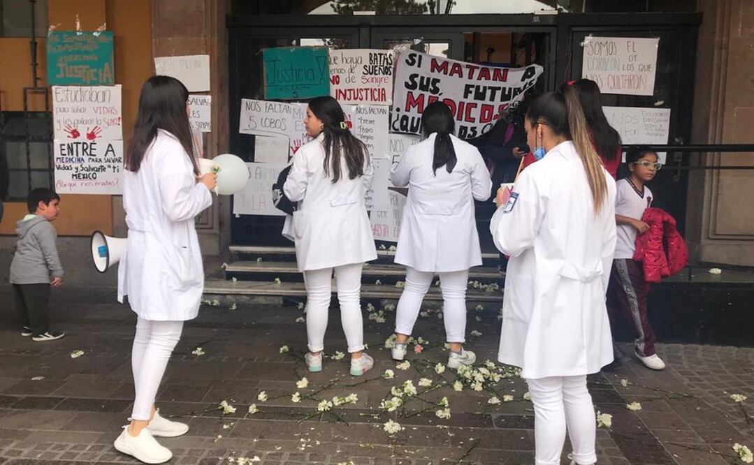 Cientos de alumnos con batas blancas exigieron justicia para los 5 estudiantes de Medicina de la Universidad Latina de México, campus Celaya. Foto: Xóchitl Álvarez / EL UNIVERSAL