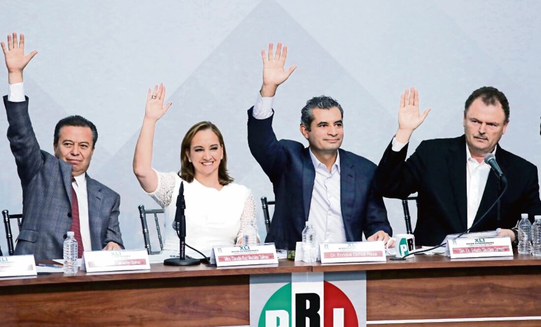 Los priístas César Camacho Quiroz, Claudia Ruiz Massieu; el presidente nacional del partido, Enrique Ochoa Reza, y Ernesto Gándara fueron algunos de los integrantes del presídium del Consejo Político. (LUCÍA GODÍNEZ. EL UNIVERSAL)