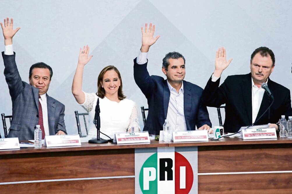Los priístas César Camacho Quiroz, Claudia Ruiz Massieu; el presidente nacional del partido, Enrique Ochoa Reza, y Ernesto Gándara fueron algunos de los integrantes del presídium del Consejo Político. (LUCÍA GODÍNEZ. EL UNIVERSAL)