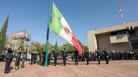 Realizan ceremonia de incineración de bandera y sustitución de Lábaro Patrio en la Cuauhtémoc  