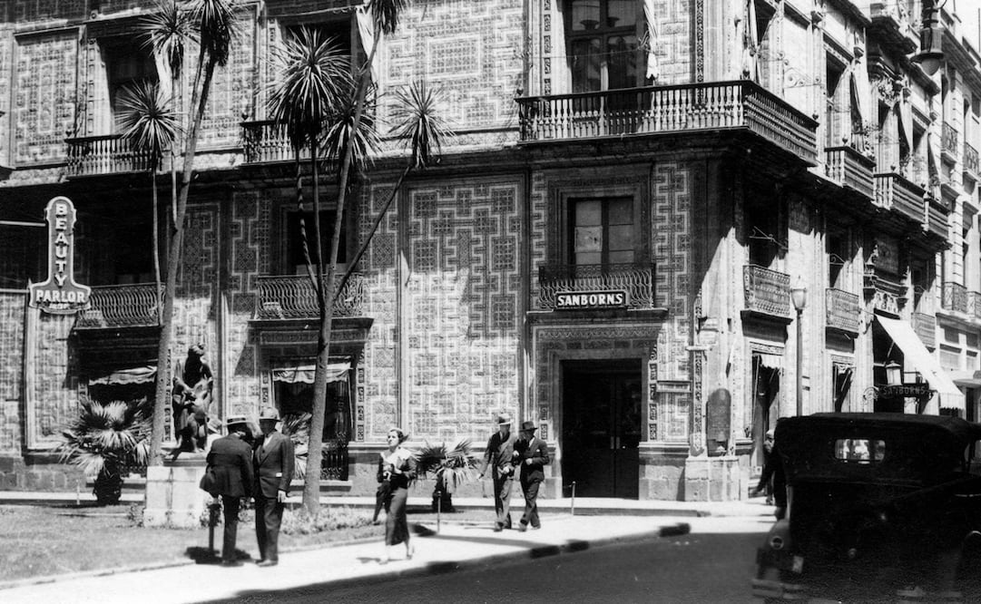 En esta imagen de los años 30, se observa del lado derecho un anuncio del salón de Belleza, frente al palacio de los azulejos, en la calle de Madero. Col. Carlos Villasana.