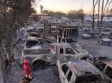 Incendio consume 200 vehículos en corralón de la FGR en Zacatecas; velador resulta intoxicado