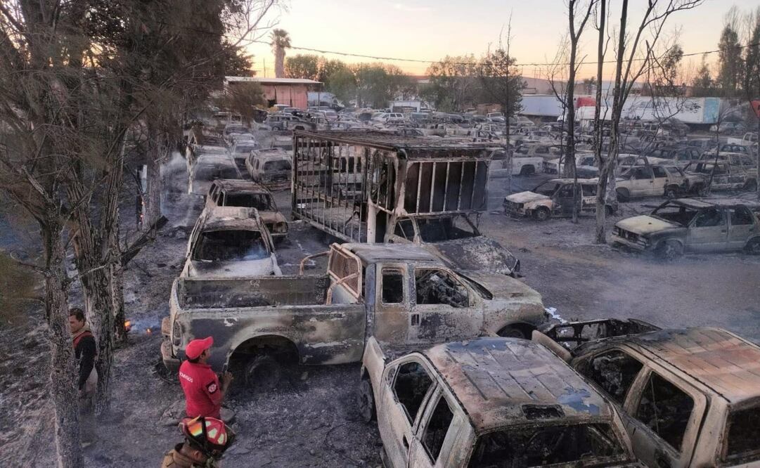 Autos asegurados de la FGR incendiados. Foto: Especial
