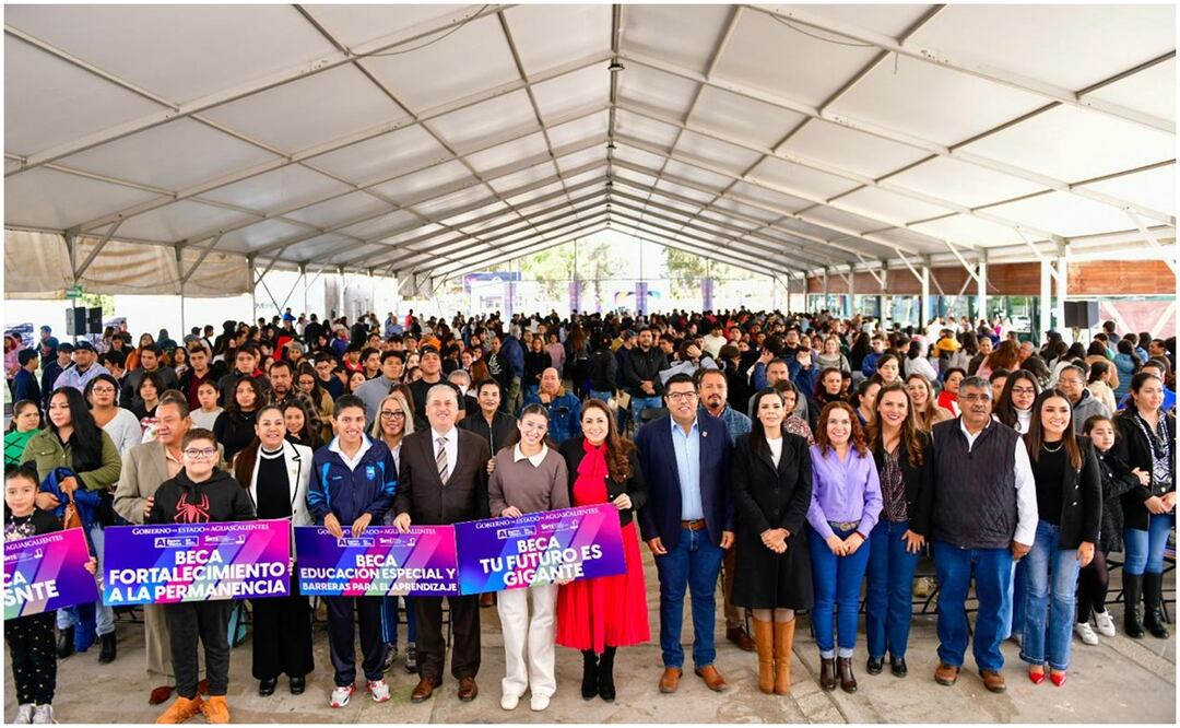Entre las becas entregadas en Aguascalientes se encuentran el “Fortalecimiento a la Permanencia”, “Estímulo a la Excelencia”, “Educación Especial y Barreras para el Aprendizaje”, “Tu Futuro es Gigante”, entre otras (17/12/2024). Foto: Especial