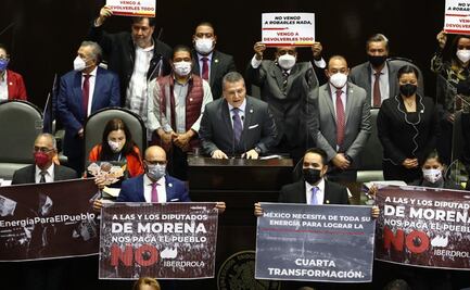 Inician diputados debate de contrarreforma eléctrica de AMLO; Morena y PT sacan pancartas de apoyo