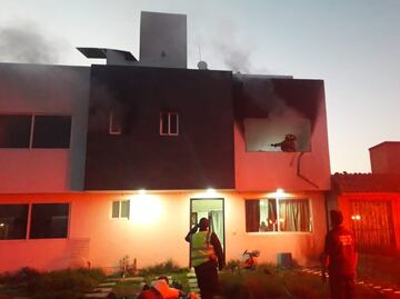 Sujeto incendia casa con sus 3 hijos dentro luego de presuntamente asesinar a su esposa en San Mateo Atenco