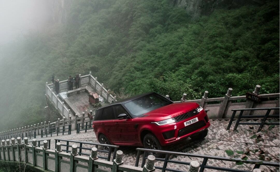 Una Range Rover plug-in hybrid escala la “Puerta al Cielo” en China