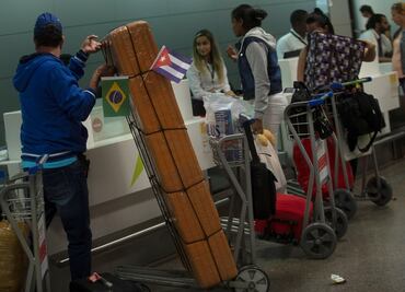 Médicos cubanos comienzan a salir de Brasil de vuelta a la isla