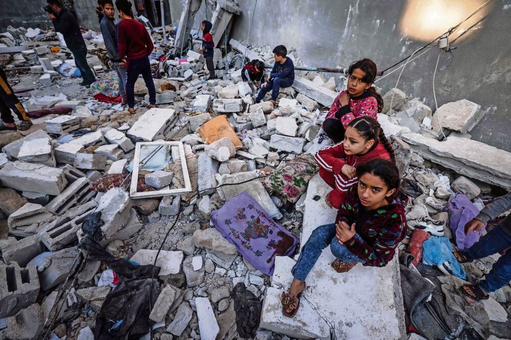 Organizaciones internacionales como Amnistía Internacional han denunciado que Israel ha usado armas de origen estadounidense para cometer "graves violaciones" al derecho internacional humanitario, incluyendo ataques que han resultado en civiles muertos y heridos.