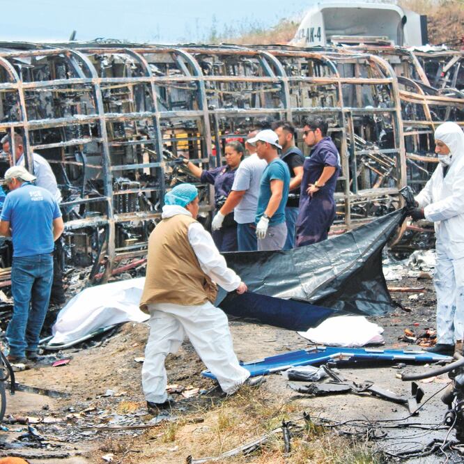 Personal de rescate y forenses retiran los cuerpos de las personas que fallecieron en el accidente registrado en la zona de Cumbres de Maltrata, Veracruz. CARLOS REYES. AFP