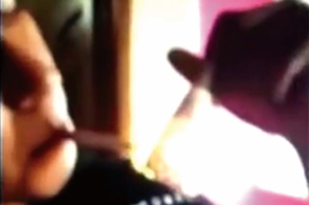 Óscar Bautista, hijo del diputado priísta Óscar Bautista Villegas, fue exhibido en un video subido a la web encendiendo un cigarro con un billete de 500 pesos (ESPECIAL)