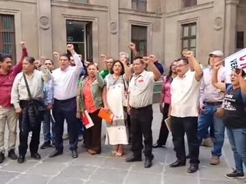 AMLO y CNTE reanudan diálogo; maestros mantienen llamado a paro de labores para el 15 de abril