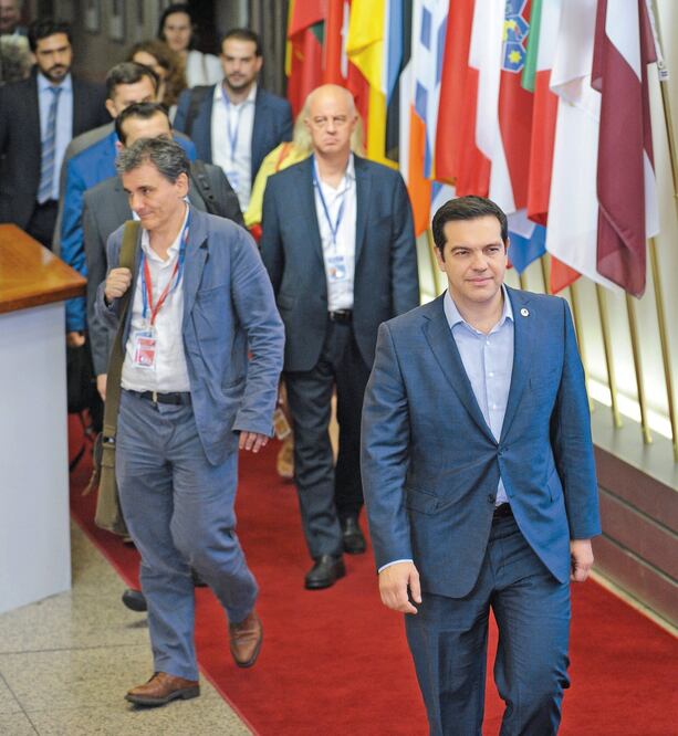 El premier griego, Alexis Tsipras, ayer tras una rueda de prensa en Bruselas para anunciar el acuerdo con la eurozona. Foto: LAUERENT DUBRULE. EFE