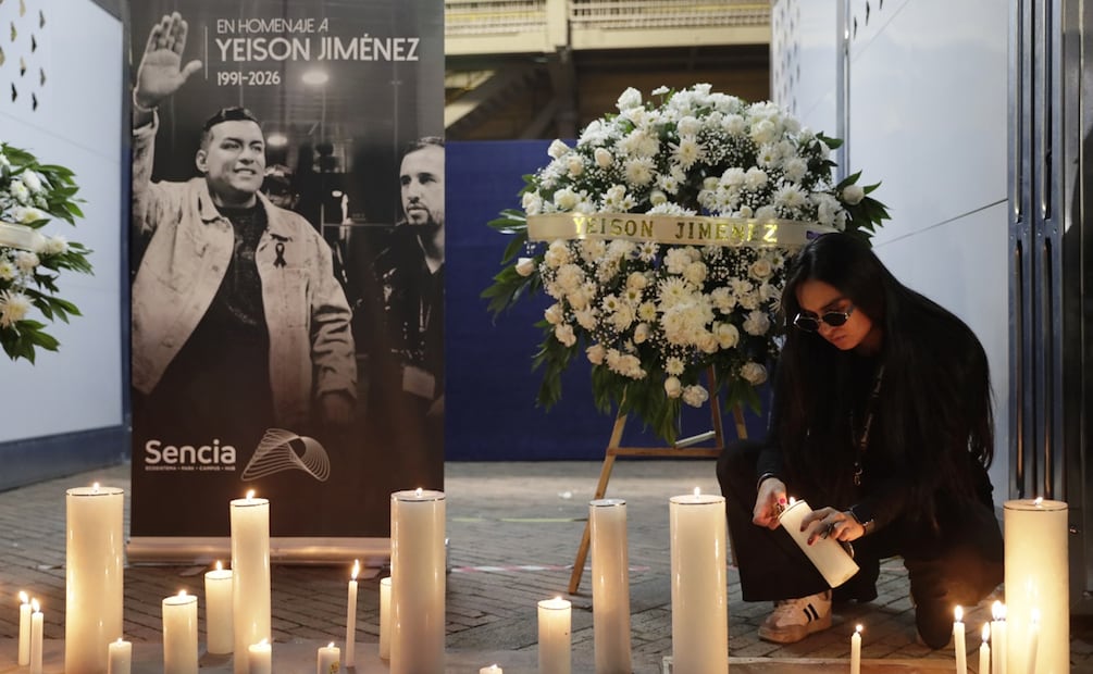 Una seguidora del cantante colombiano Yeison Jiménez enciende velas durante un homenaje este domingo, en el estadio El Campín en Bogotá (Colombia). La muerte del cantante de música popular Yeison Jiménez, quien pereció junto con otras cinco personas en un accidente de avión ocurrido el sábado en el departamento de Boyacá, tiene consternada a Colombia mientras avanzan las investigaciones para esclarecer las causas del siniestro. 
FOTO: EFE/ Carlos Ortega.
